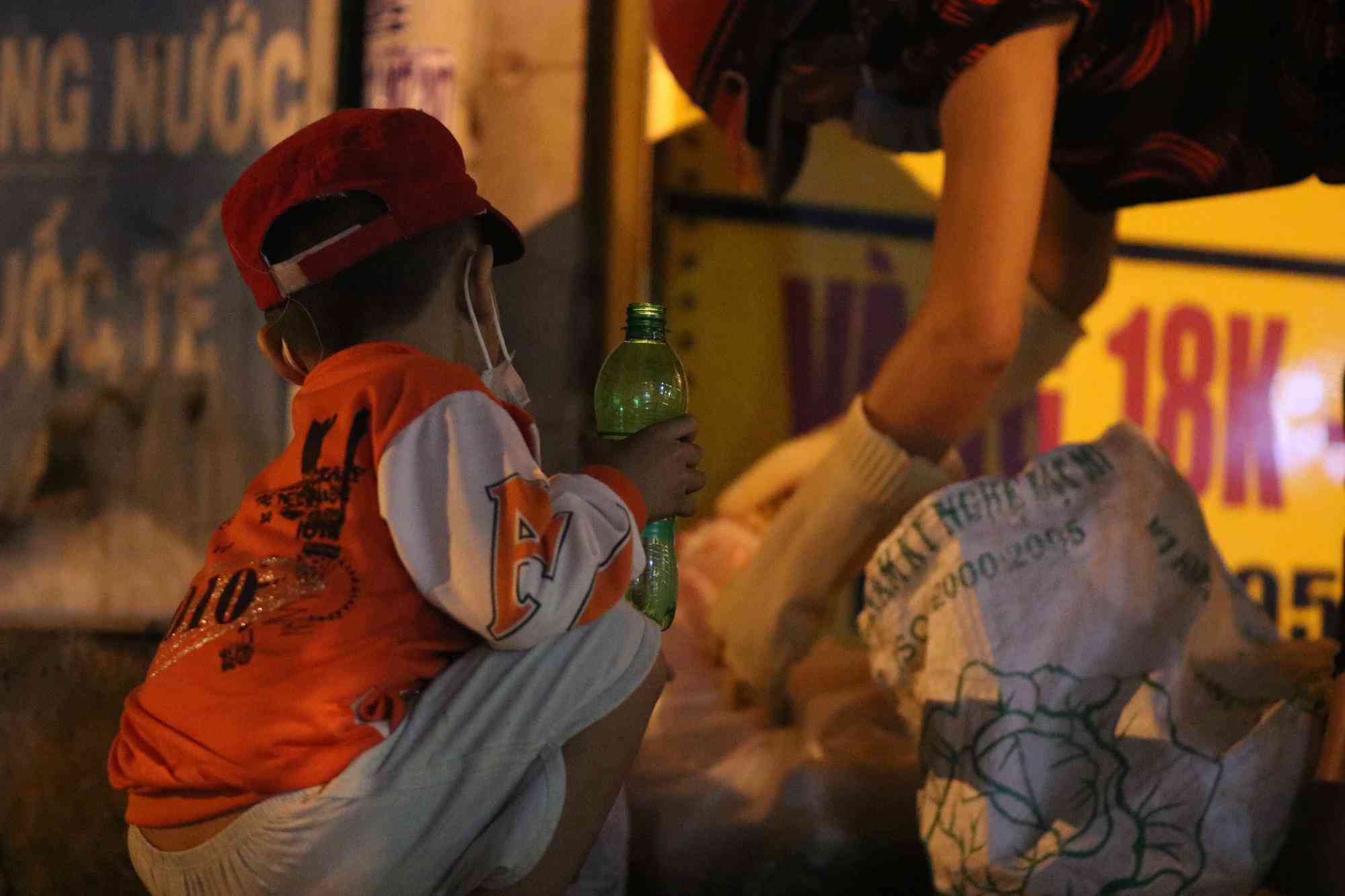 Nghèo khổ vì đẻ nhiều, lại thất nghiệp sau Tết, hai vợ chồng ẵm con trai 5 tuổi nhặt ve chai mỗi đêm - 5