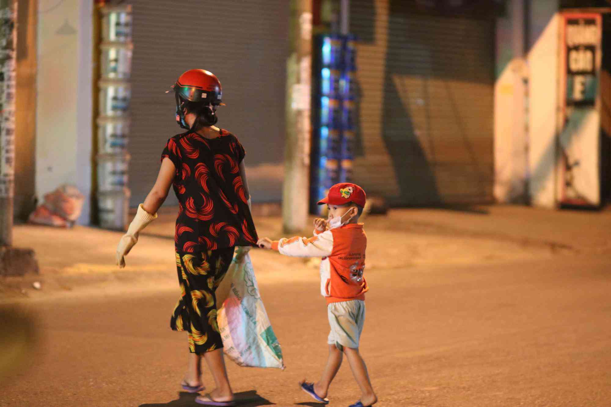 Nghèo khổ vì đẻ nhiều, lại thất nghiệp sau Tết, hai vợ chồng ẵm con trai 5 tuổi nhặt ve chai mỗi đêm - 6