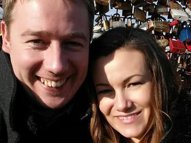 Vô tình phát hiện ảnh nóng trong điện thoại của chồng, vợ nhận về cái kết bi kịch