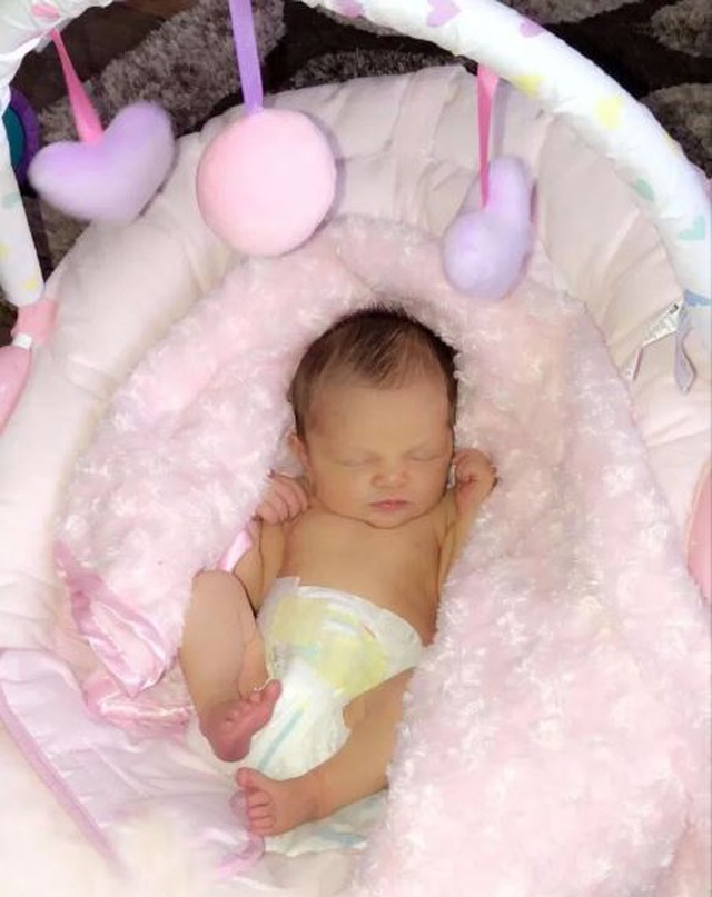 Bé sơ sinh có khuôn mặt gắt như dỗi cả thế giới, diện mạo 2 năm sau rất đáng yêu - 3