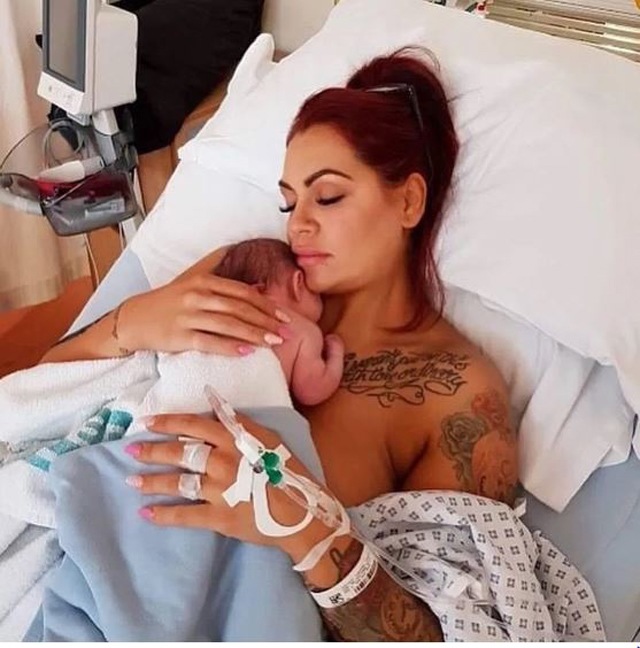 Bé sơ sinh có khuôn mặt gắt như dỗi cả thế giới, diện mạo 2 năm sau rất đáng yêu - 2