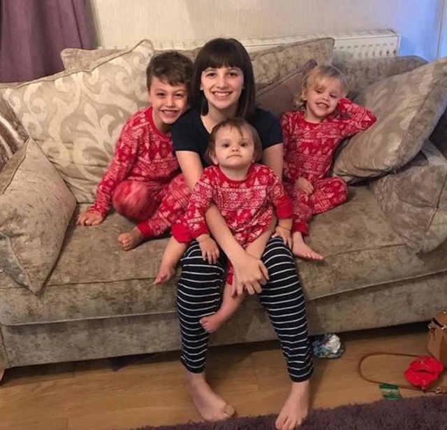 Bé sơ sinh có khuôn mặt gắt như dỗi cả thế giới, diện mạo 2 năm sau rất đáng yêu - 5