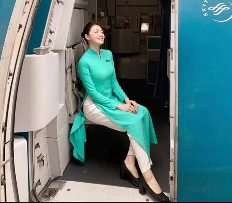 Khi xuất hiện trong tà áo dài, cũng là đồ đồng phục thường ngày của Thảo, cô nàng vô cùng toả sáng bởi sự tinh tế và thanh lịch chuẩn mực của một tiếp viên hàng không.

