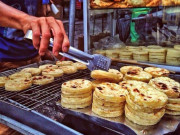 Xem ăn chơi - Món bánh “nhà nghèo” giờ thành đặc sản Hà thành, thơm lừng cả phố, mỗi ngày bán 500 chiếc