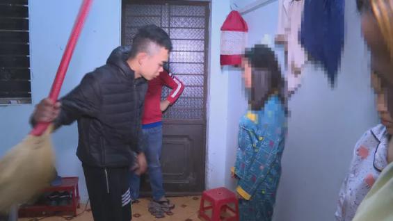 Giải cứu 3 cô gái bị đối tượng amp;#34;chăn dắtamp;#34; phục vụ quán karaoke đánh đập, nhốt trong phòng trọ - 1