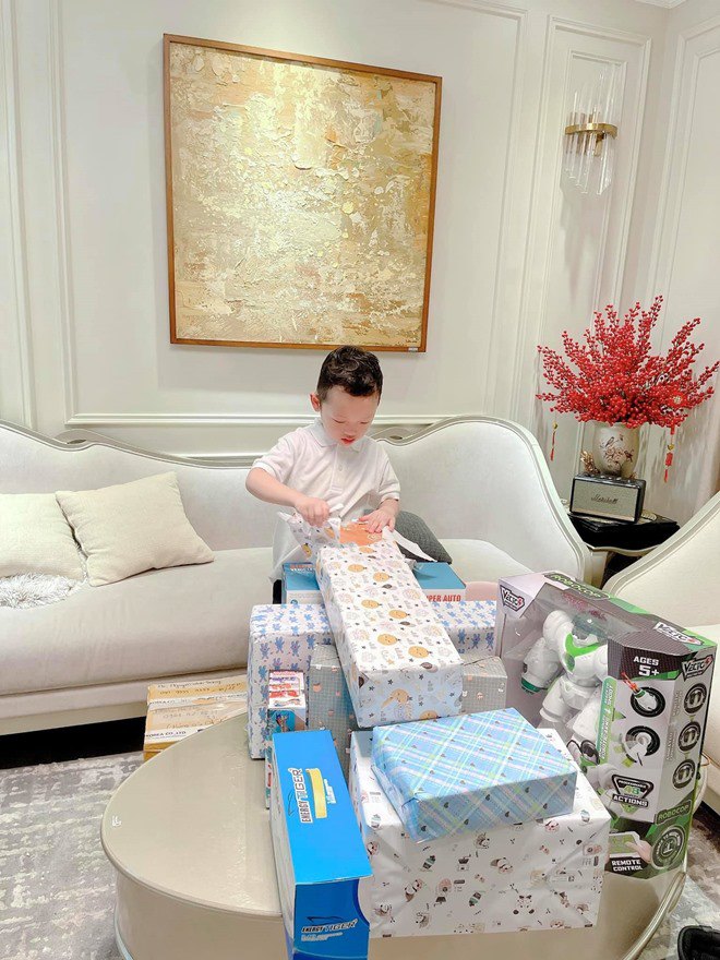 Ly kute tổ chức sinh nhật hoành tráng cho con trai 5 tuổi, bé bóc quà mỏi tay - 8