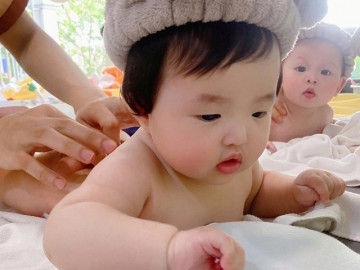 Đông Nhi nuôi con bằng sữa mẹ hoàn toàn, bé hơn 3 tháng biết lẫy