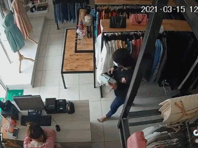 Clip Eva - Clip: Vào cửa hàng trộm đồ, nữ đạo chích nhận cái kết đầy hài hước