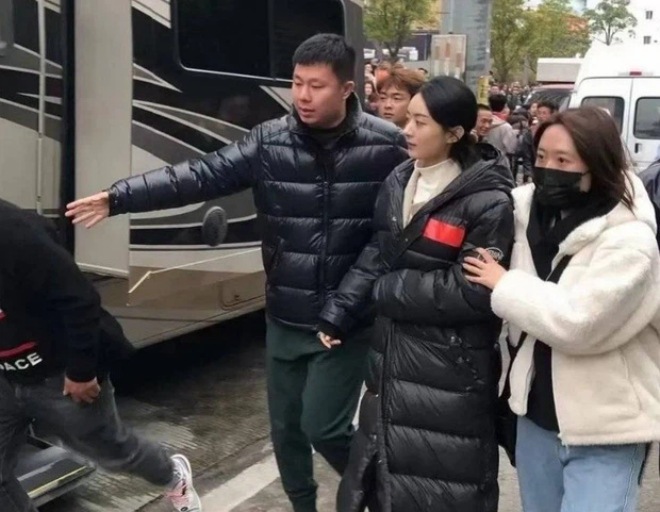 Giữa tin ly hôn, chia tài sản, Triệu Lệ Dĩnh tiều tụy, xuống sắc dưới ống kính người qua đường - 2