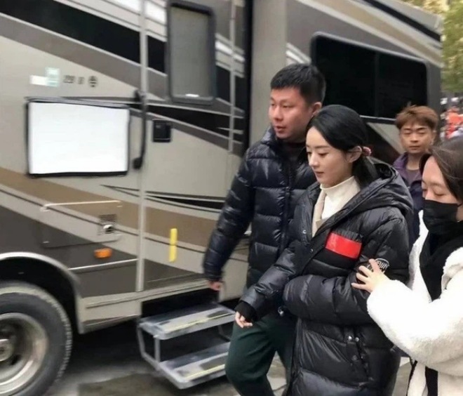 Giữa tin ly hôn, chia tài sản, Triệu Lệ Dĩnh tiều tụy, xuống sắc dưới ống kính người qua đường - 3