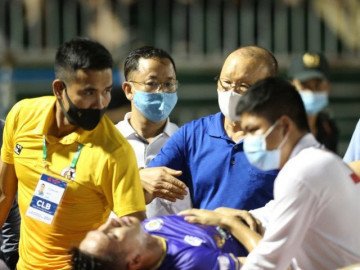 Hùng Dũng chấn thương ghê rợn, thầy Park thất thần nhìn trò cưng đau đớn