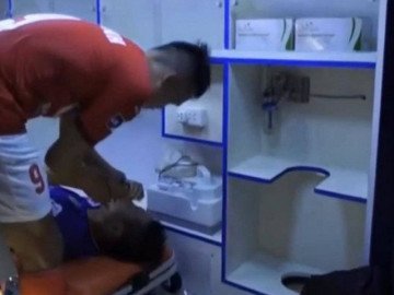 Hoàng Thịnh động viên Hùng Dũng trên xe cấp cứu