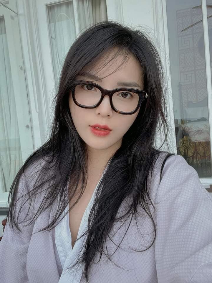 Loạt ảnh selfie phong cách amp;#34;đầu bù tóc rốiamp;#34; của Kỳ Duyên gây bão - 7