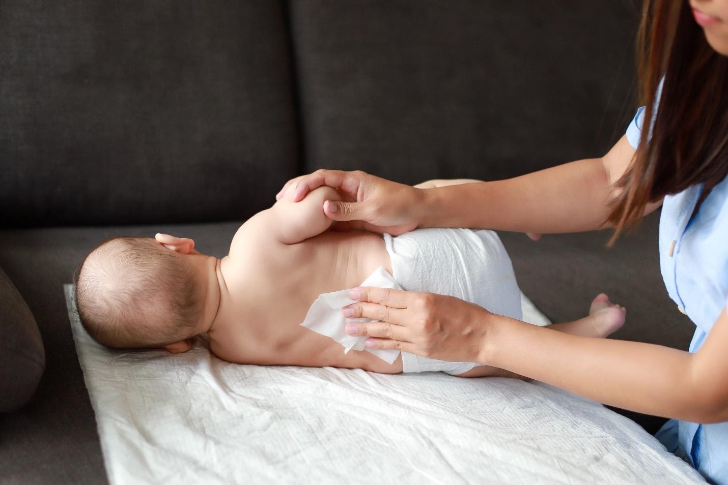 Mồ hôi trộm ở trẻ sơ sinh: Để vấn đề sinh lý không còn nghiêm trọng, mẹ cần làm gì? - 1