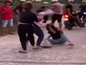 Nữ sinh lớp 7 bị bạn dùng vũ lực xâm hại, sau đó bị 30 người vây đánh ghen dã man