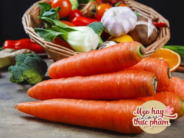Mua cà rốt, chọn củ nhạt hay sẫm màu, người trồng mách mẹo chọn cực hay để được củ ngon