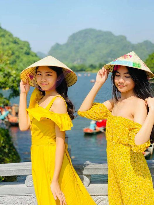 Không phải áo dài kín đáo, 2 công chúa nhà Quyền Linh diện đầm trễ vai ra dáng thiếu nữ - 3