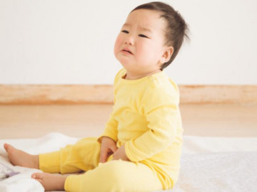 Trẻ ăn dặm bị táo bón mẹ phải làm sao?