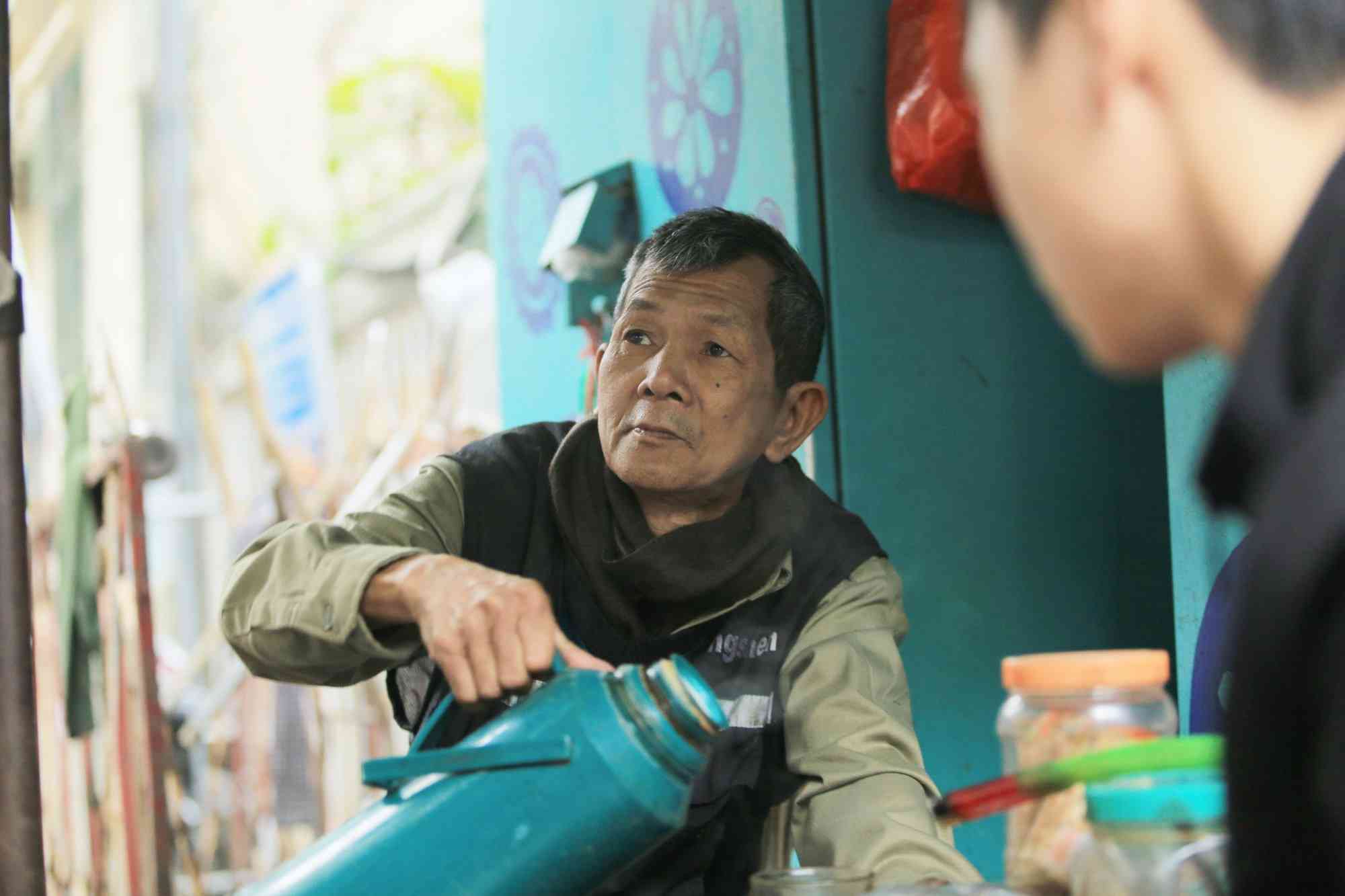 Sống cạnh gầm cầu thang, gác xép, trắng đêm hứng nước mưa phố cổ - 2