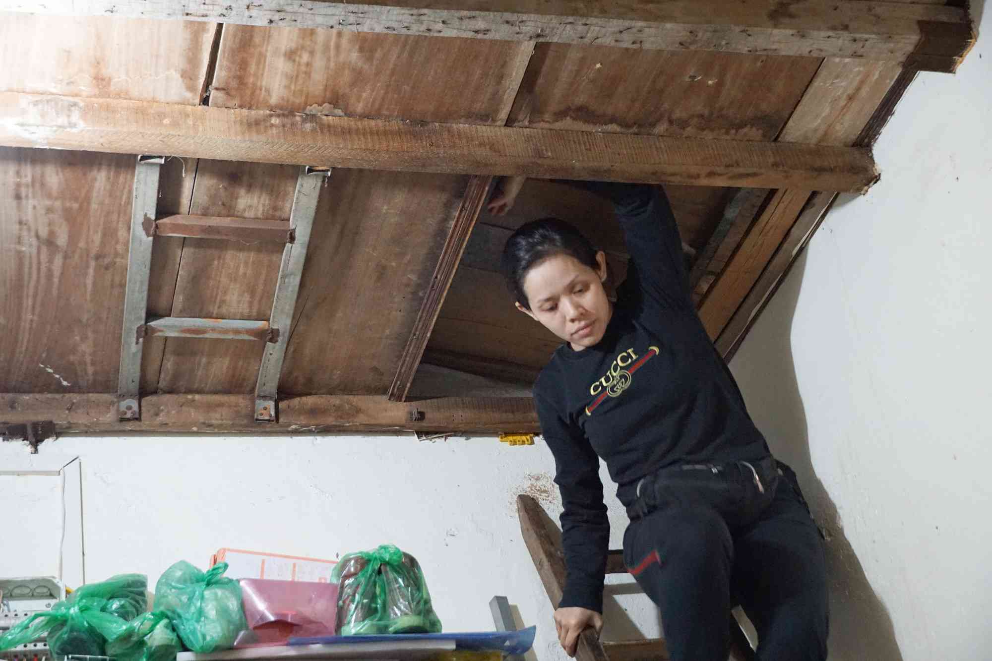 Sống cạnh gầm cầu thang, gác xép, trắng đêm hứng nước mưa phố cổ - 6