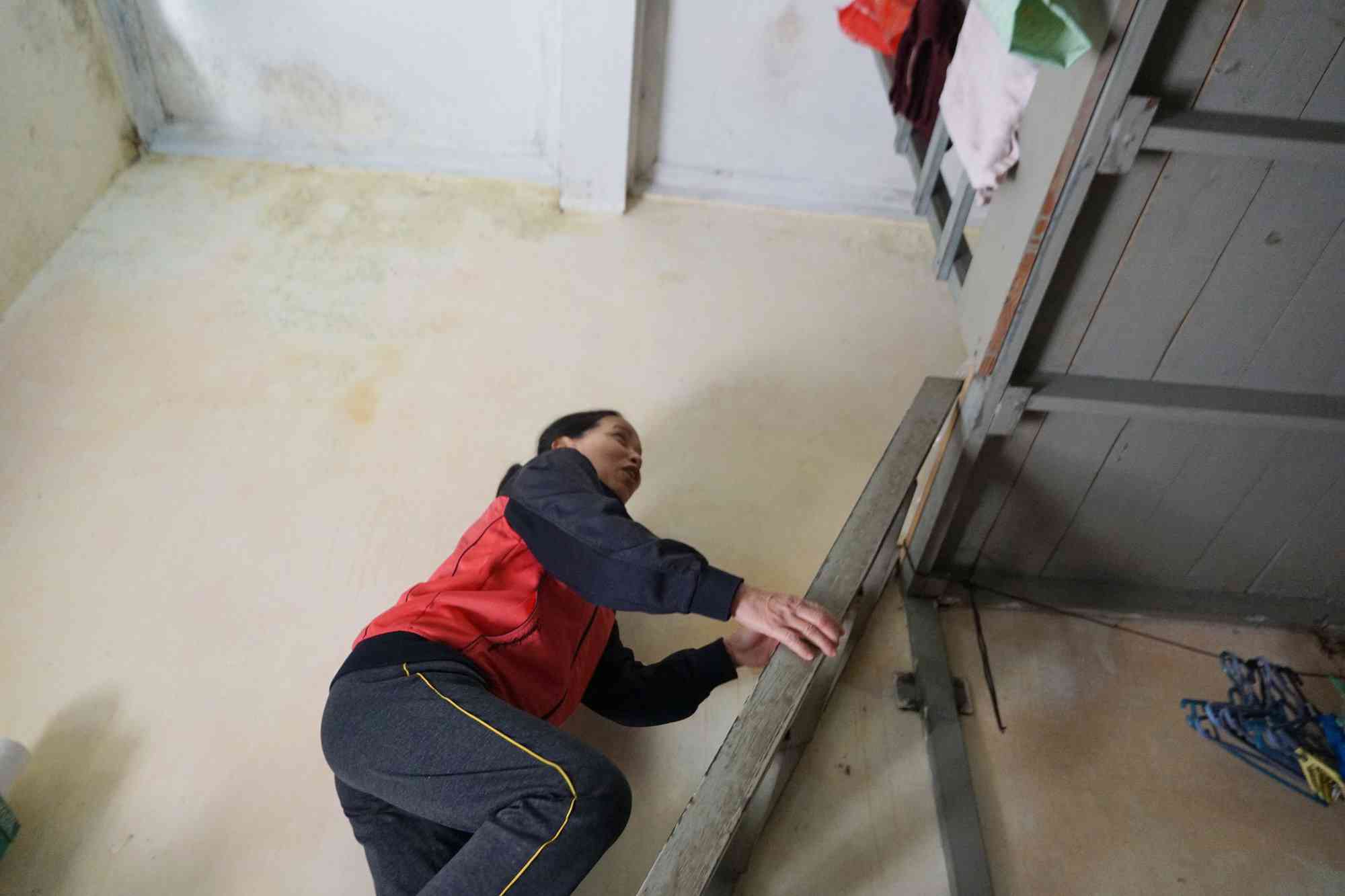 Sống cạnh gầm cầu thang, gác xép, trắng đêm hứng nước mưa phố cổ - 8