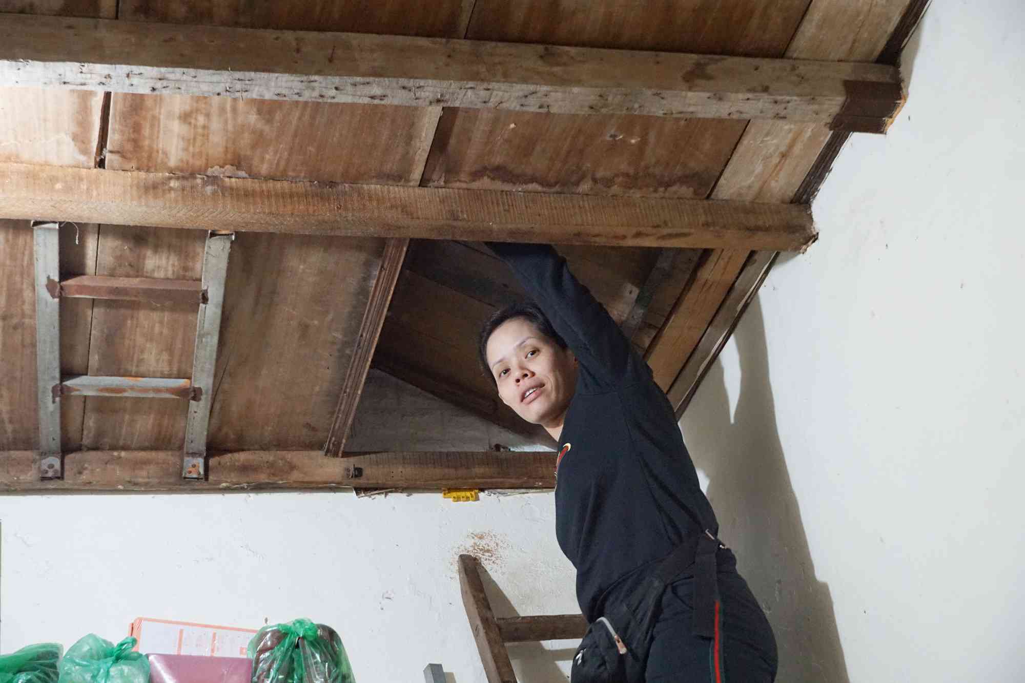 Sống cạnh gầm cầu thang, gác xép, trắng đêm hứng nước mưa phố cổ - 7