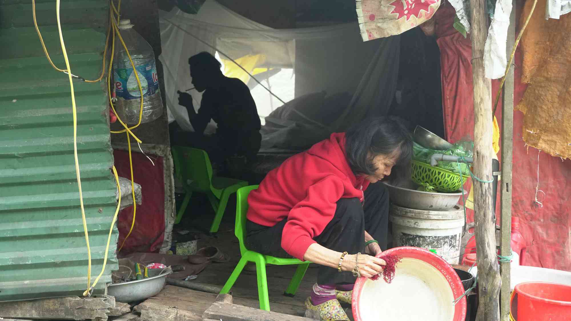 Cuộc sống cùng cực của dân xóm chài Hà Nội và nỗi lo quy hoạch - 6