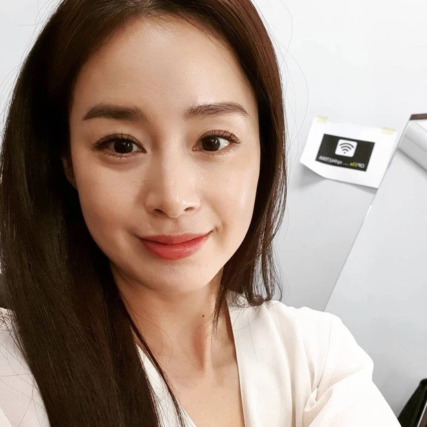 Chồng tập tành giữ phong độ, Kim Tae Hee phó mặc lão hoá đến tự nhiên - 6