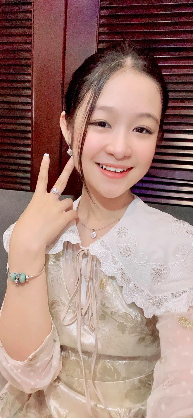 Hoa hậu Lê Nguyễn Bảo Ngọc diện váy tạo từ hơn 100m vải