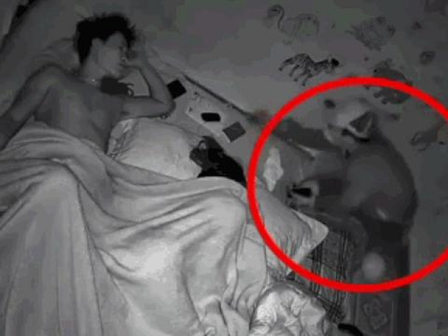 Clip Eva - Ngủ say, đôi vợ chồng bị trộm lẻn vào phòng ngủ cuỗm điện thoại