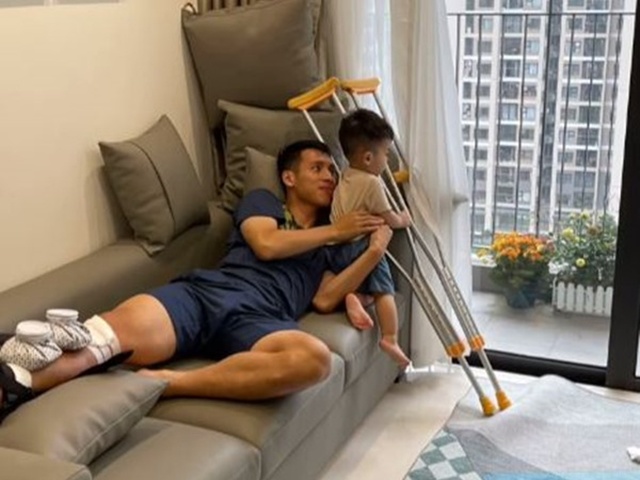 Hình ảnh đầu tiên Đỗ Hùng Dũng đoàn tụ gia đình là khoảnh khắc ôm chặt con trai