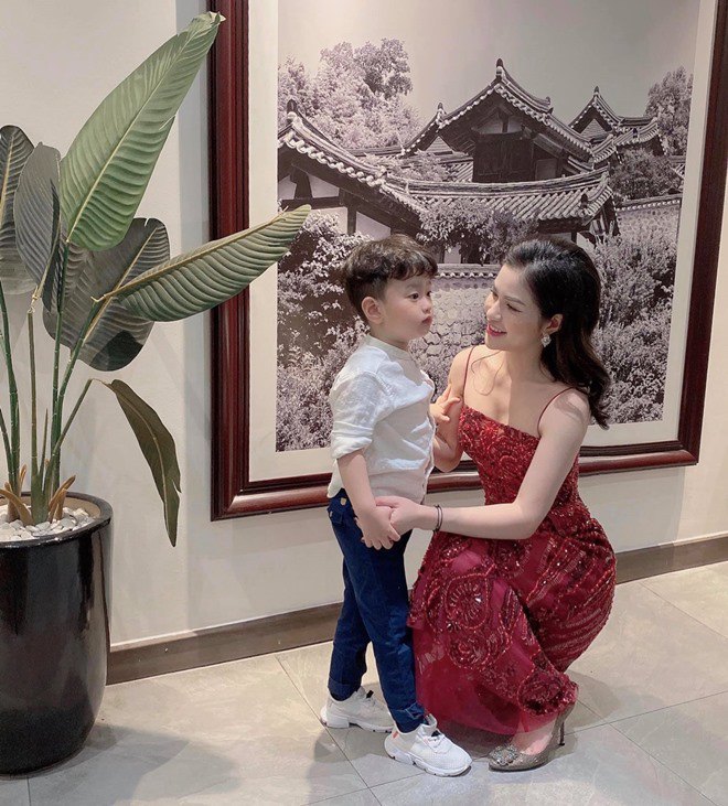 Gần 2 năm làm mẹ đơn thân, vợ cũ Việt Anh ngày càng xinh, nuôi con cao lớn, đẹp trai - 1