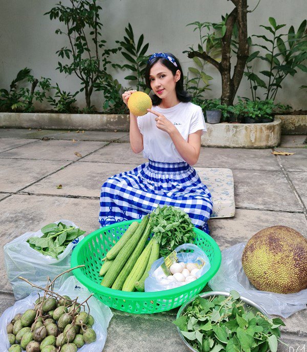 Nhà Celeb: Nhà vườn 2.500m2 của Việt Trinh sum xuê cây quả, trồng cả ngô, cà... toàn thứ dân dã - 10