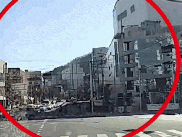  Clip: Taxi bay từ tầng 5 xuống đường rồi đâm liên hoàn 14 xe khác 