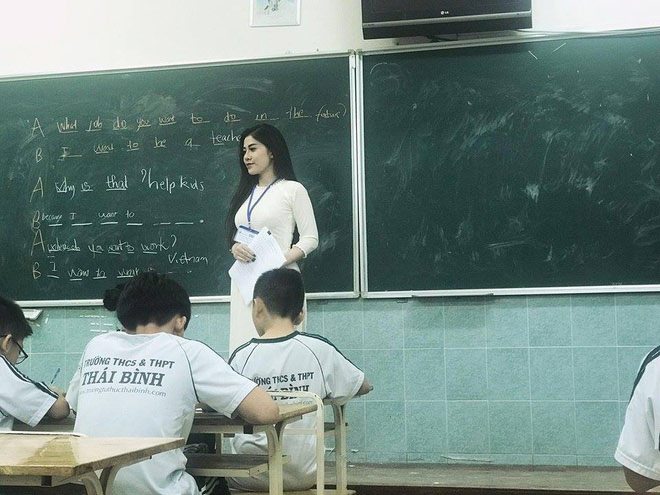 Cô giáo Thanh Nhàn nổi tiếng vì quá xinh đẹp và gợi cảm 
