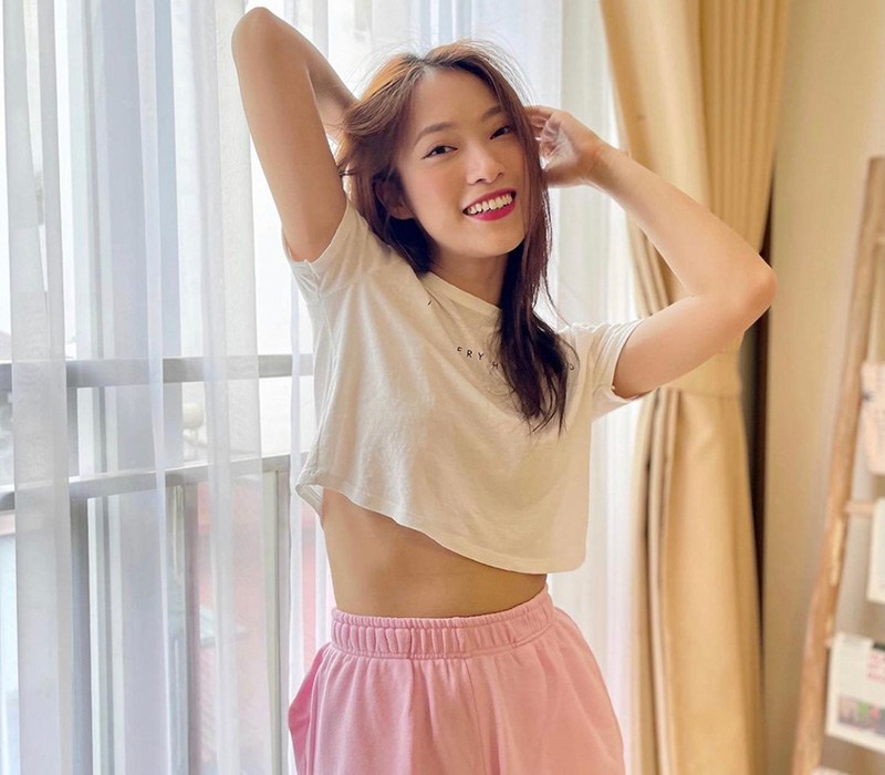 Ngoài hình ảnh một cô MC chuyên nghiệp trên sóng truyền hình, Khánh Vy đời thường là một YouTube blogger có phong cách ăn mặc thời thượng và gần gũi với người hâm mộ.
