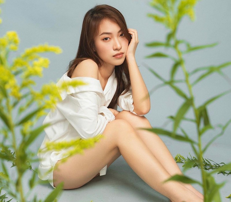 Khánh Vy còn gây chấn động mạng xã hội với set đồ giấu quần và chỉ diện một chiếc áo sơ mi trắng tinh khôi.

