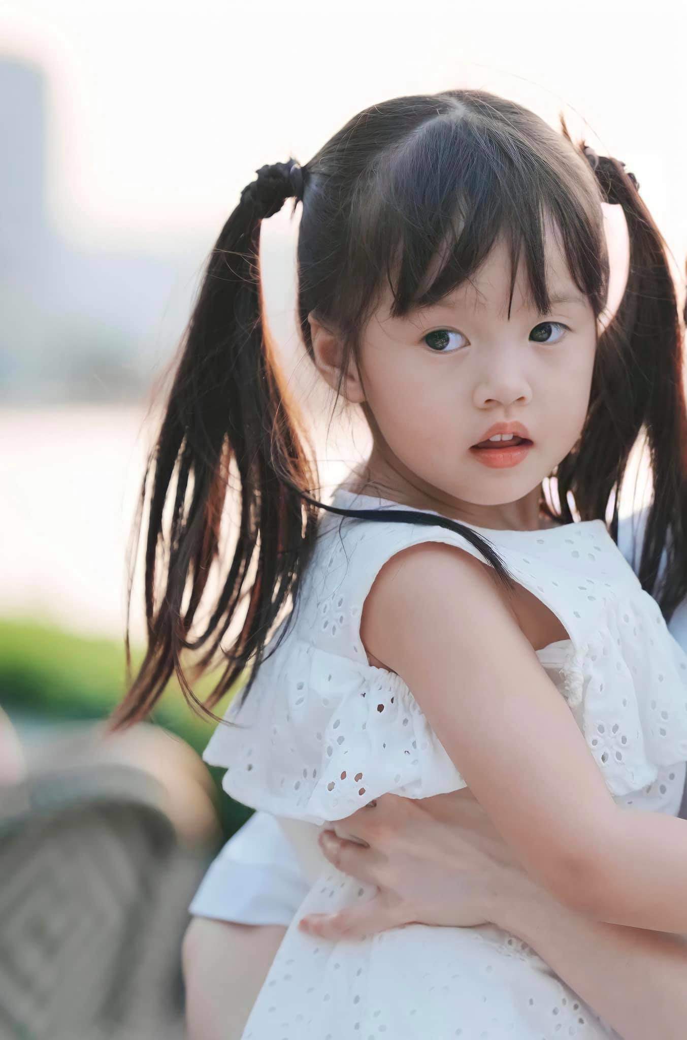 Con gái Hoa hậu Đặng Thu Thảo từng được mẹ giấu mặt nay lớn khác hẳn, ra dáng tiểu búp bê - 12