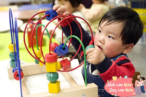 Mẹ nên để cho bé tự do bốc thức ăn, chơi đồ hàng trong phòng hoặc dùng tay sờ, nắm vào bất kỳ đồ vật an toàn nào