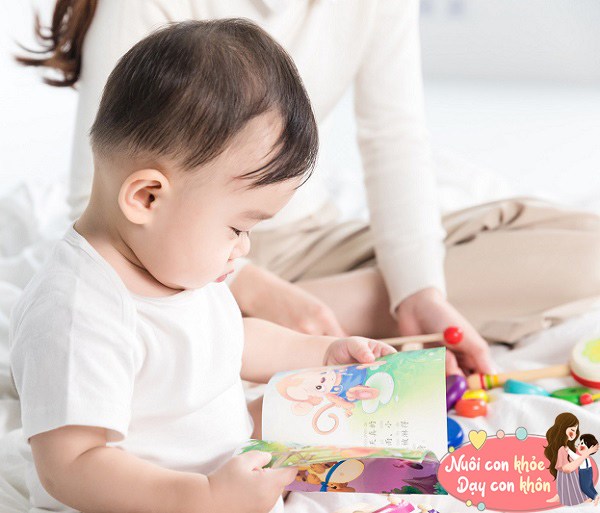 Có thể hướng dẫn bé dùng tay đặt đồ chơi vào khung hình theo trật tự có sẵn, hoặc giúp bé lật mở những cuốn sách.