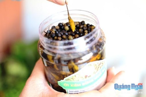 Nhiều cửa hàng bán đặc sản còn chế biến sả rừng ngâm với ớt xiêm bán kèm và được rất nhiều khách du lịch ửng hộ, mua về làm quà biếu tặng người thân, bạn bè. 