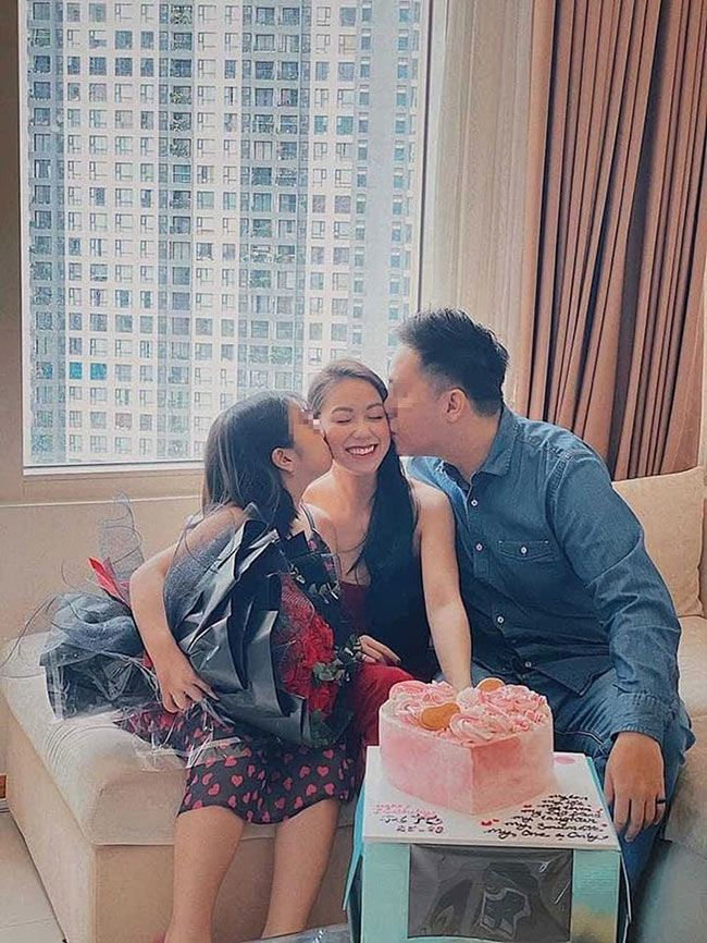 Xôn xao clip bé 8 tuổi bị bạo hành ăn cơm một mình vừa lau nước mắt, CĐM xót xa - 1