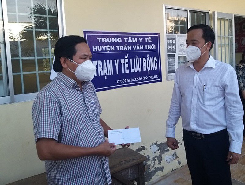 Chủ tịch UBND tỉnh Cà Mau, ông Huỳnh Quốc Việt (bìa phải) thăm và tặng quà cho đại diện Trạm y tế lưu động thị trấn Sông Đốc, huyện Trần Văn Thời. Ảnh: TTĐTCM