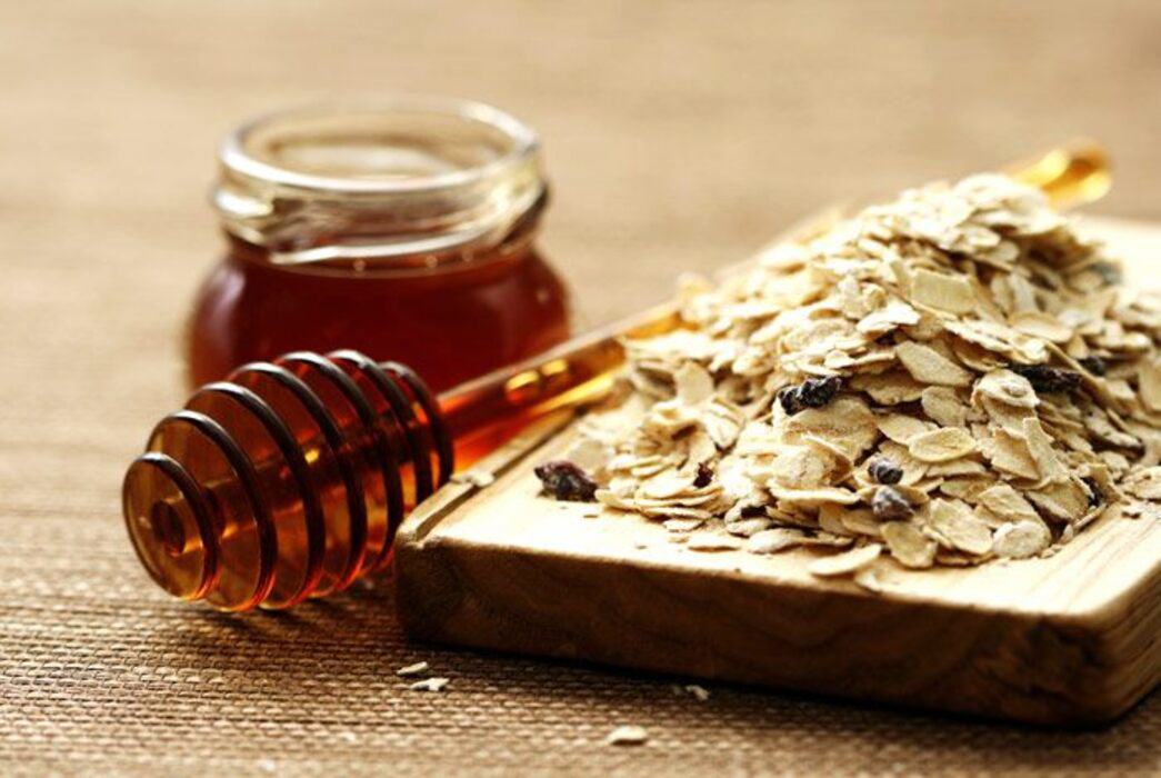 Mật ong khi được sử dụng với yến mạch sẽ giúp ngăn ngừa ung thư, lão hóa và giảm cholesterol.