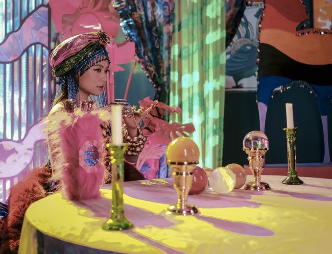 Bà đồng Hoàng Thùy Linh đẹp ma mị trong MV mới.