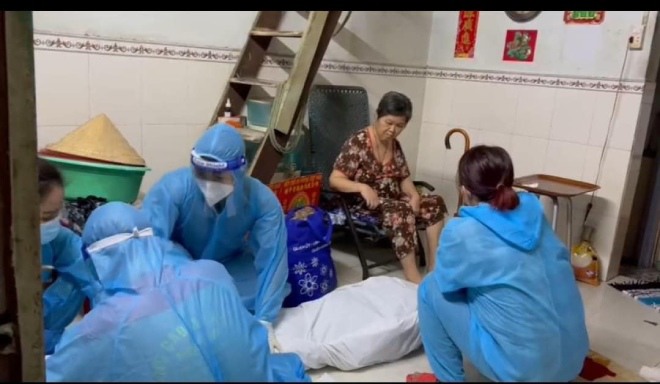 Người vợ bị tai biến, không đi đứng và không nói được, chỉ ngồi ngay đó nhìn xa xăm.