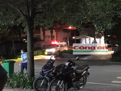 Xe cứu thương đưa thi thể nạn nhân rơi khỏi chung cư.