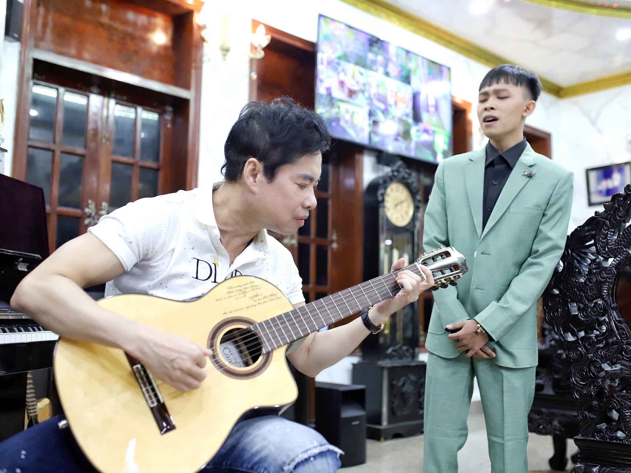 Hồ Văn Cường sang nhà 1.000 tỷ của Ngọc Sơn để học nhạc.