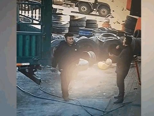 Clip Eva - Clip: Lốp ô tô phát nổ kinh hoàng, 2 người thợ thoát nạn khó tin