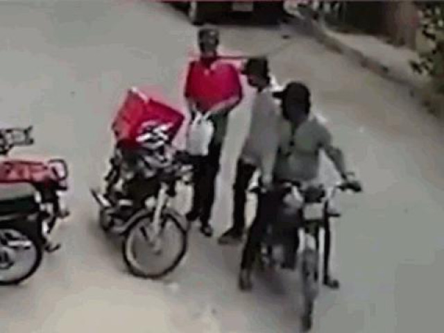 Clip Eva - Clip: 2 tên cướp trả lại đồ rồi an ủi khi thấy nạn nhân khóc nức nở